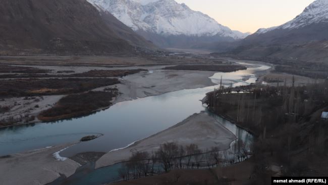 ساخت دیوار استنادی تاجکستان سبب تخریب صدها جریب زمین در خاک افغانستان شده است