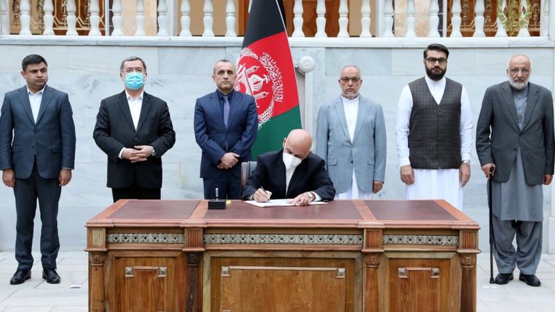 غنی فرمان آزادی ۴۰۰ زندانی ‘خطرناک’ طالبان را امضا کرد