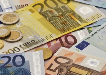یورو بعد از هفت سال جایگزین دالر در تبادلات مالی جهان شد
