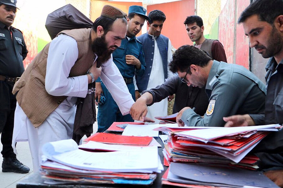 نزدیک به ۶۰۰ زندانی طالبان به میدان جنگ برگشته‌اند