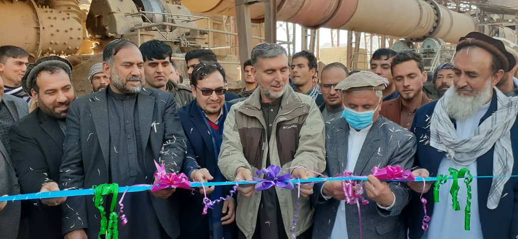 چرخ قدیمی‌ترین فابریکه سمنت افغانستان بار دیگر به راه افتاد