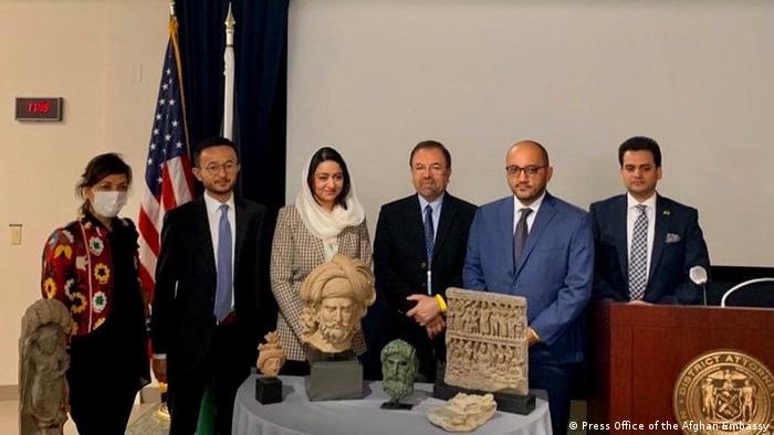 امریکا ۳۳ اثر باستانی را به سفارت افغانستان تسلیم کرد