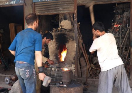بازارِ از رونق افتاده‌ی صنعت آهنگری در غور