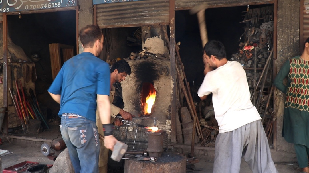 بازارِ از رونق افتاده‌ی صنعت آهنگری در غور