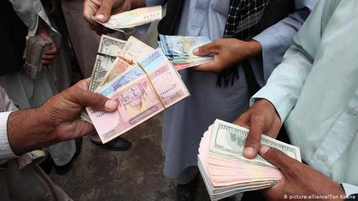 فرمان رهبر طالبان روی چگونگی فعالیت شرکت‌های خدمات پولی و صرافی‌ها