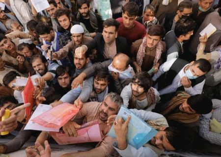تجمع صدها نفر در برابر اداره پاسپورت در کابل