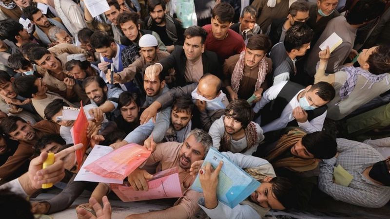 تجمع صدها نفر در برابر اداره پاسپورت در کابل