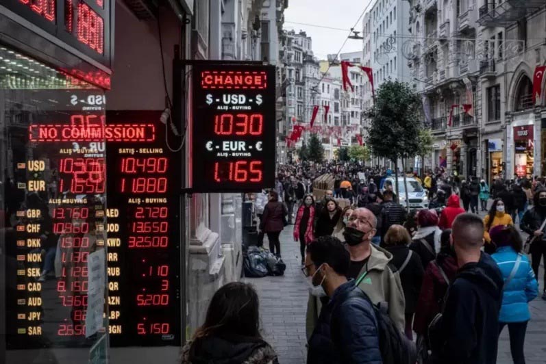 سقوط بی‌سابقه ارزش لیره ترکیه در برابر دلار