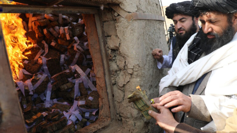 بانک مرکزی طالبان ۱۵۰ میلیون افغانی بانکنوت مندرس را حریق کرد