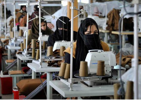 محدودیت بر کار زنان یک میلیارد دالر به اقتصاد افغانستان صدمه می‌رساند