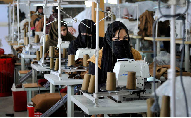 محدودیت بر کار زنان یک میلیارد دالر به اقتصاد افغانستان صدمه می‌رساند