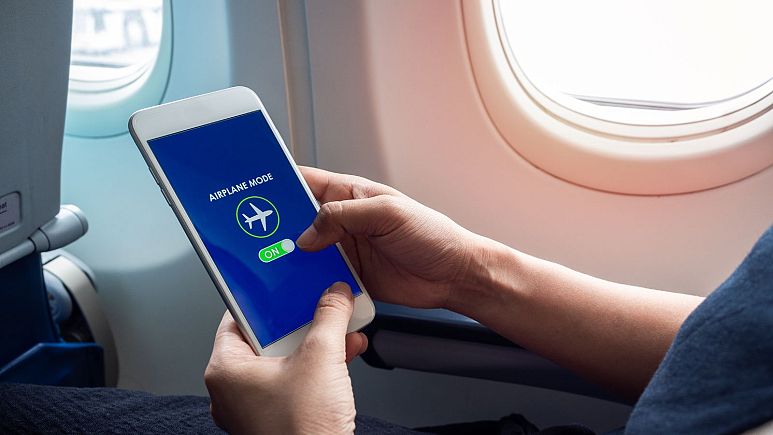 مسافران در اتحادیه اروپا امکان استفاده از تلفن‌های همراه را در طول پرواز می‌یابند