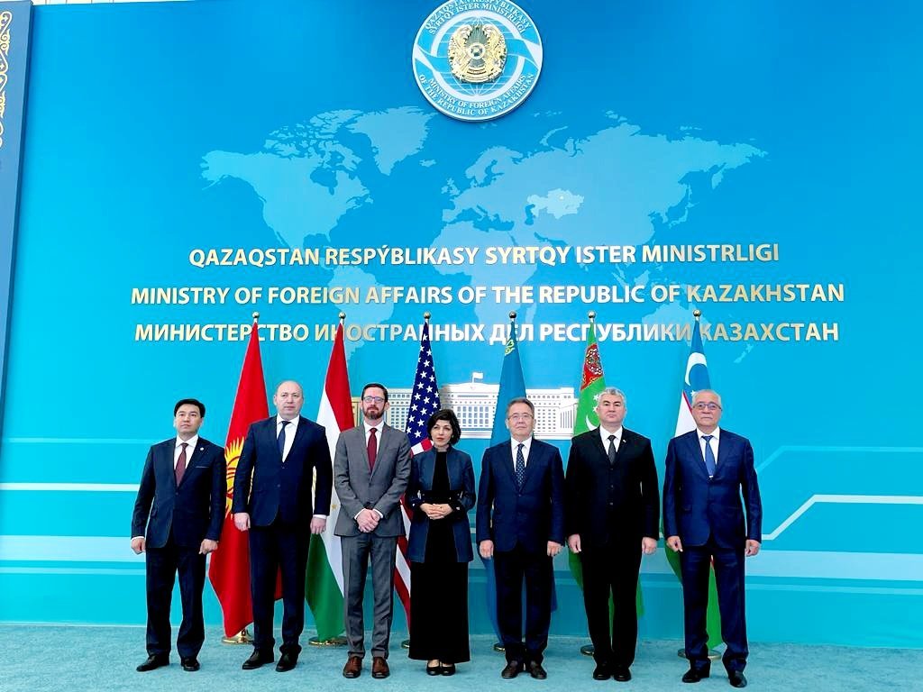 امریکا با پنج کشور آسیای میانه نشستی را در مورد افغانستان برگزار کرد