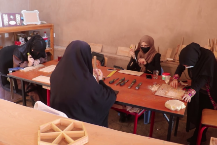 دختران در پی رونق حکاکی نورستانی در هرات