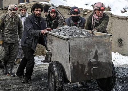 کار استخراج معادن سنگ های قیمتی در ولایت پنجشیر گسترش یافته است