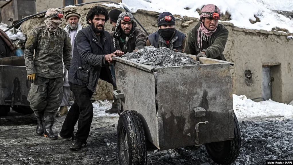 کار استخراج معادن سنگ های قیمتی در ولایت پنجشیر گسترش یافته است