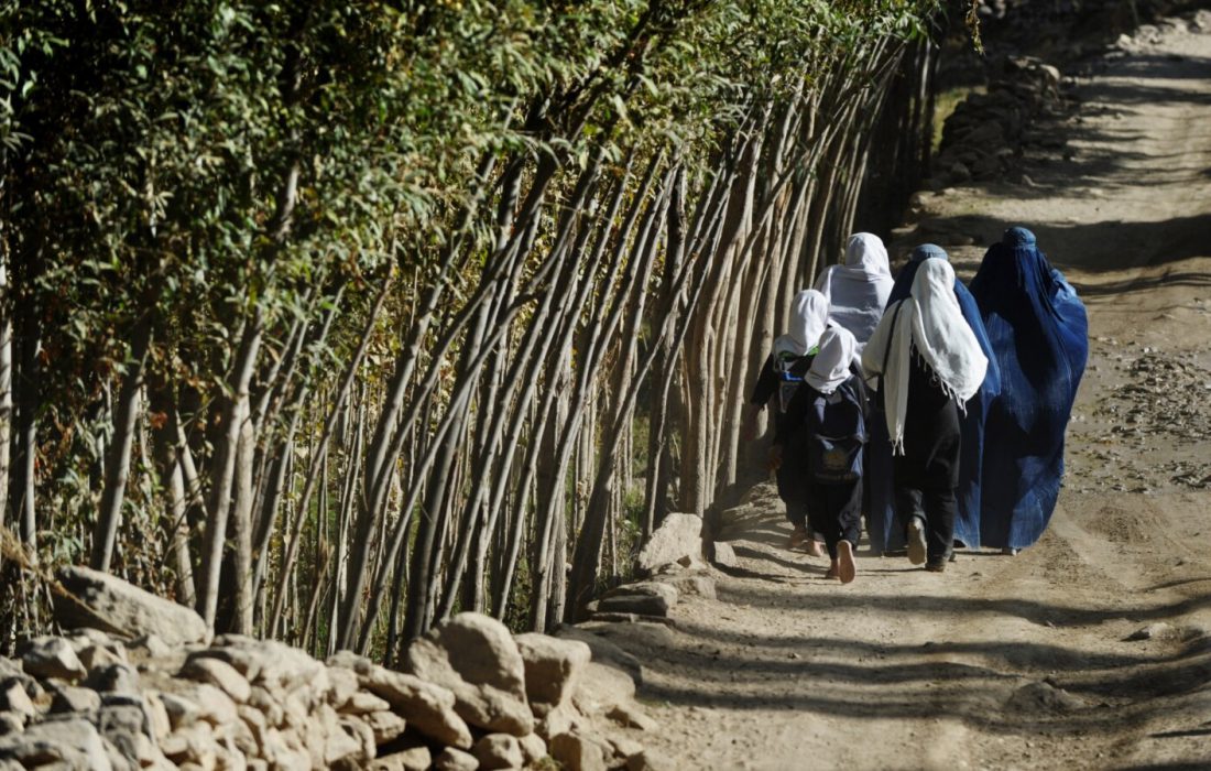 دختران در خانواده های نورستان با امکانات اندک در تلاش ادامه تحصیل اند