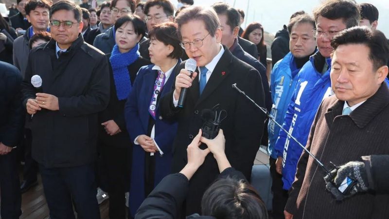 رهبر اپوزیسیون کره جنوبی در کنفرانس خبری با چاقو زخمی شد