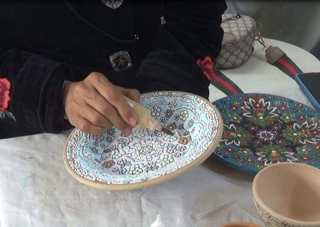 دختران در هرات هنر «میناکاری روی ظروف سفالی» را فرا میگیرند