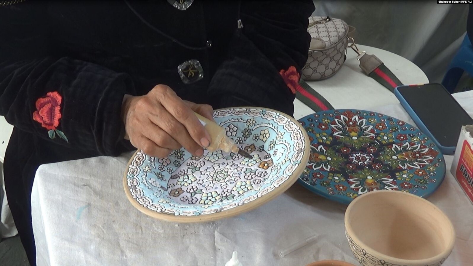 دختران در هرات هنر «میناکاری روی ظروف سفالی» را فرا میگیرند