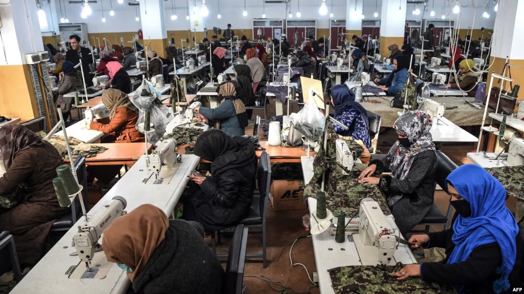 محرومیت زنان از کار و تحصیل به اقتصاد افغانستان زیان می‌رساند